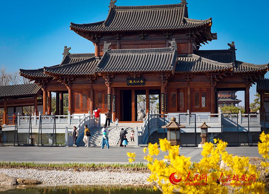 雄安悅?cè)莨珗@一角，不少家長帶著孩子前來游玩。人民網(wǎng)宋燁文攝