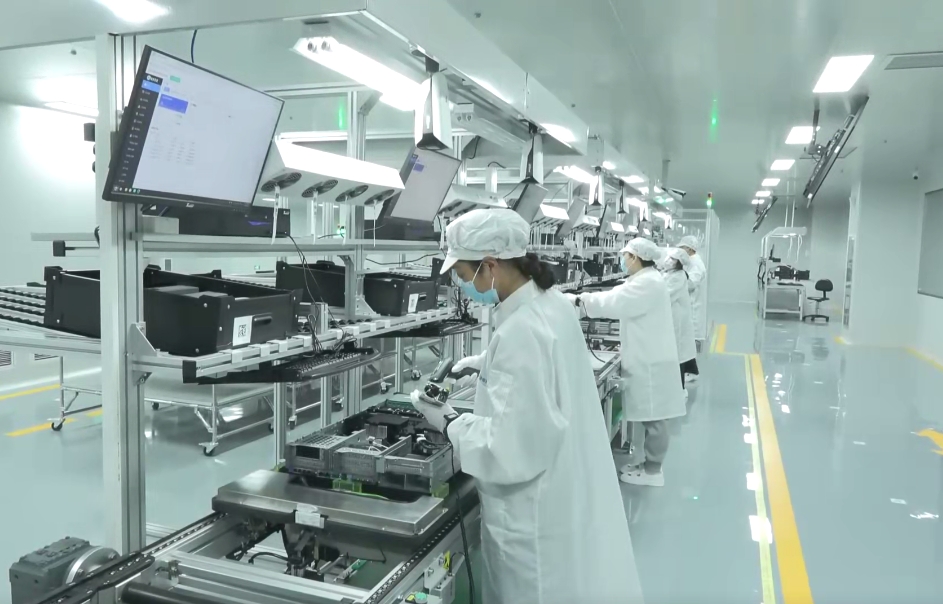 雄安新區(qū)首條信創(chuàng)產(chǎn)品數(shù)字化產(chǎn)線上，工作人員正在進(jìn)行個(gè)性化裝配。雄安百信信息科技有限公司供圖