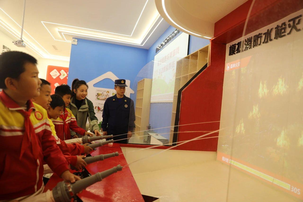 觀摩貴州省青少年消防科普體驗(yàn)中心.jpg 觀摩貴州省青少年消防科普體驗(yàn)中心.jpg