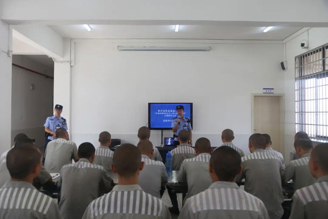 圖2 監(jiān)區(qū)民警為囚犯講解現場.jpg