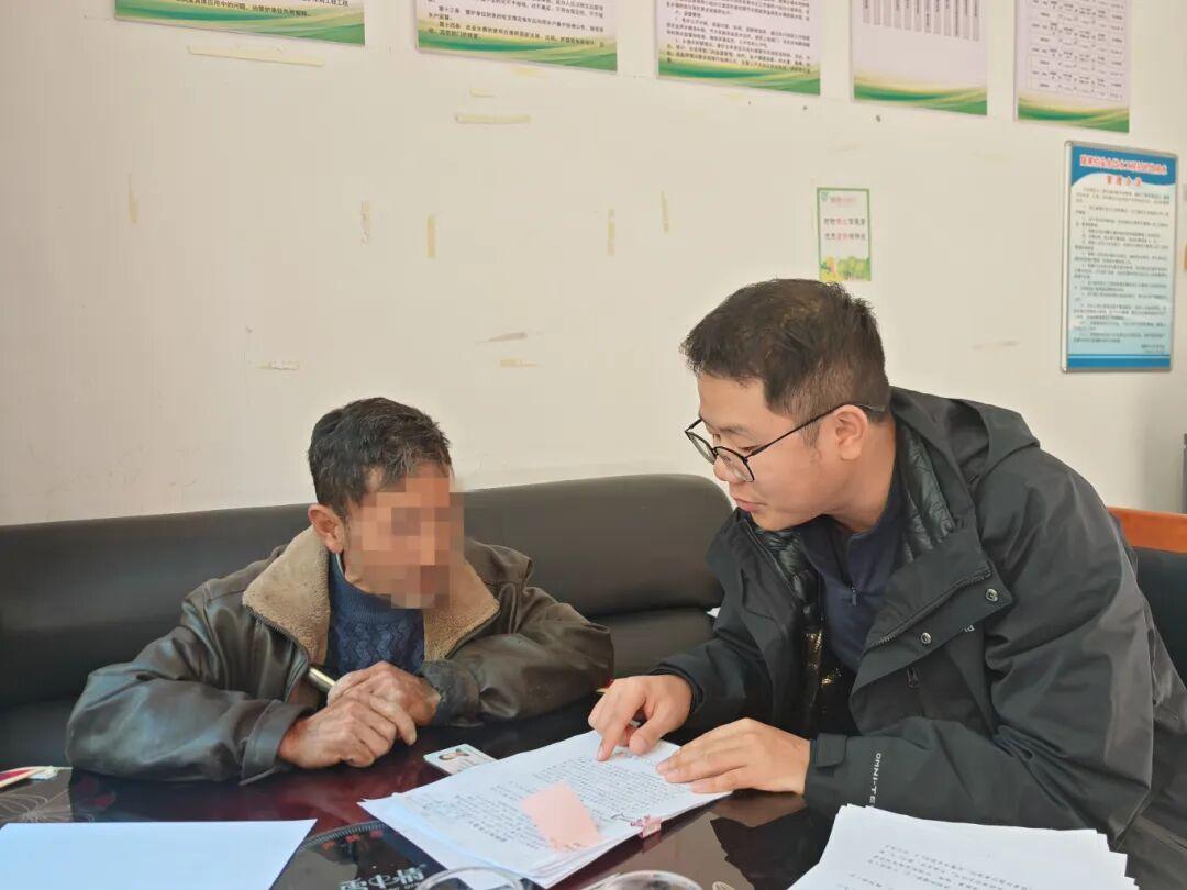 圖1 法官與當(dāng)事人溝通案件細(xì)節(jié).jpg