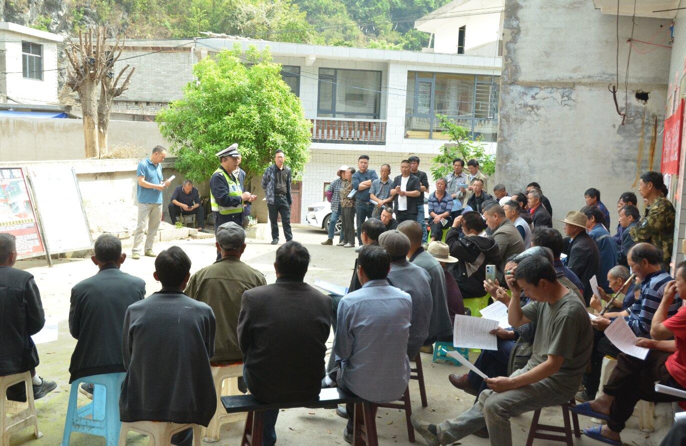 圖1交警開展院壩會(huì).jpg 圖1交警開展院壩會(huì).jpg