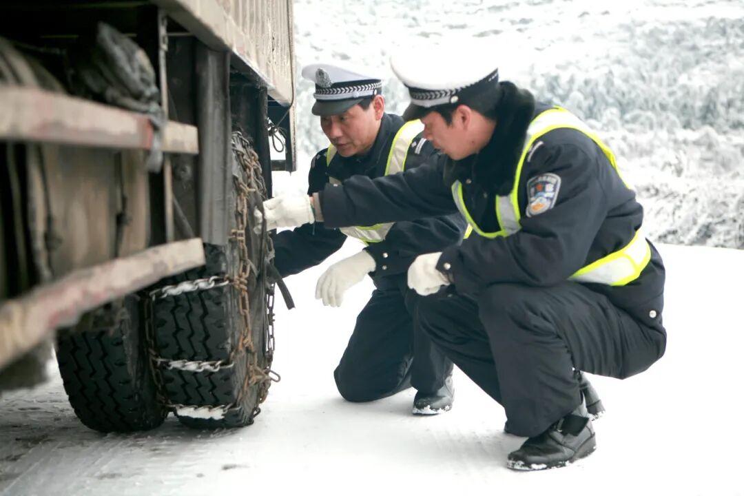 圖2 梅花山交警保障服務(wù)過往車輛.jpg 圖2 梅花山交警保障服務(wù)過往車輛.jpg
