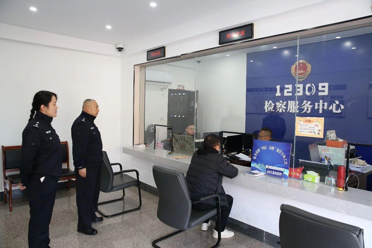 圖2  司法警察維護12309檢察服務中心的秩序和安全.jpg