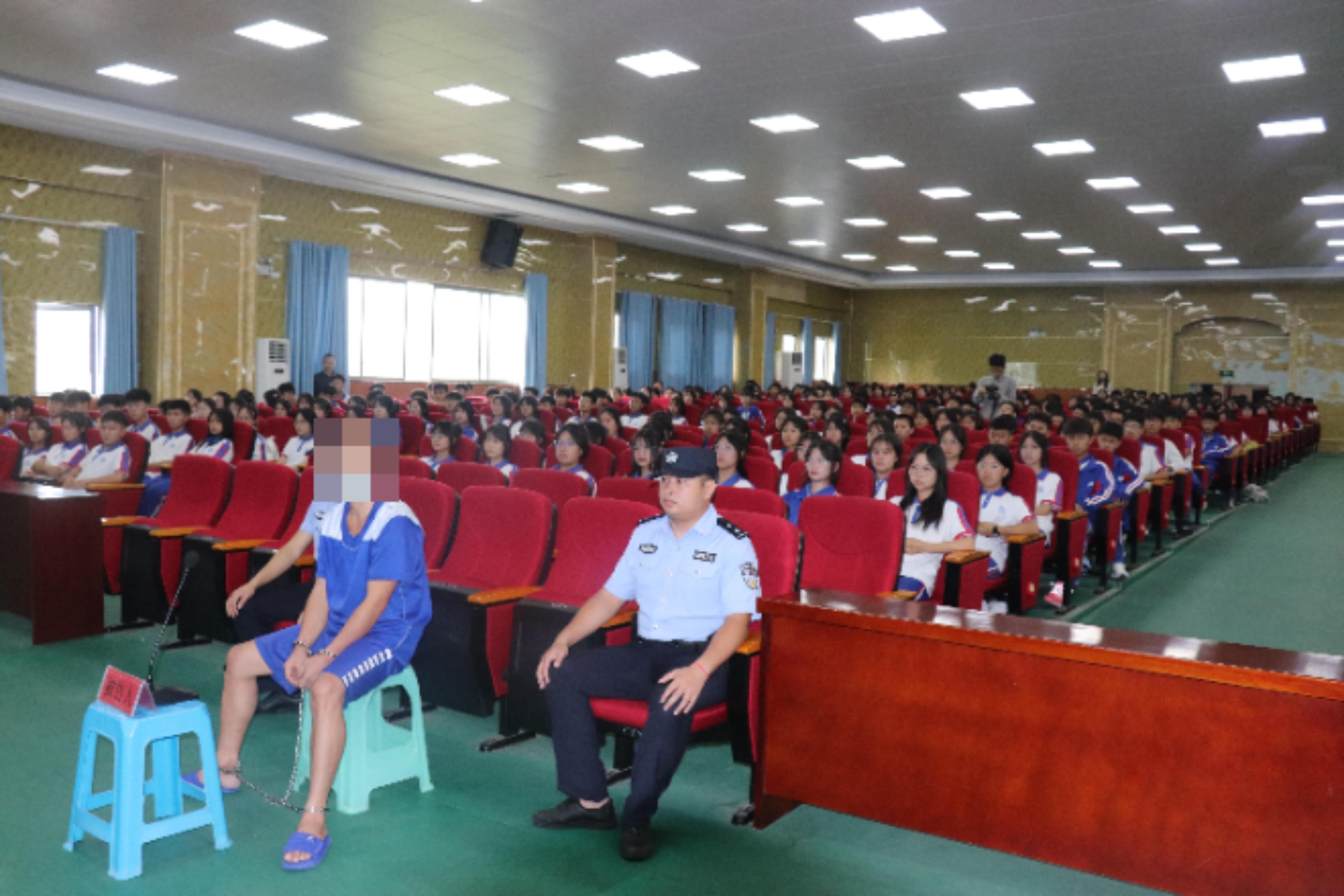 圖2 庭審進(jìn)校園活動(dòng)現(xiàn)場.jpg