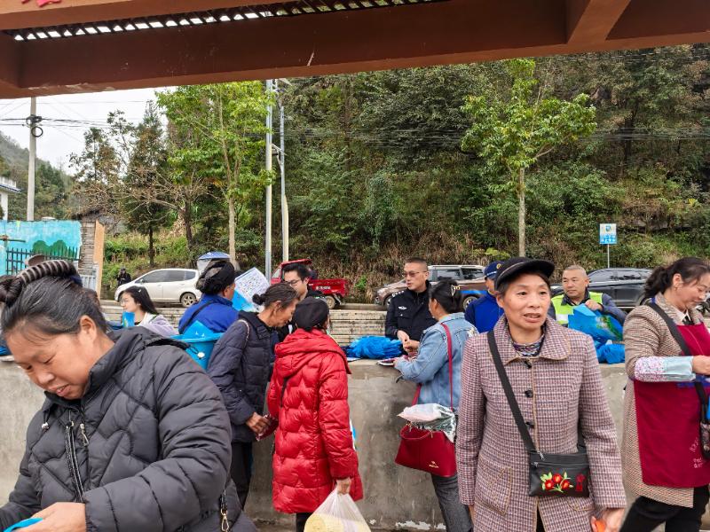 圖3 ?；痉ㄋ?lián)合公安、綜治、交管等部門開展“道路交通安全”主題法治宣傳活動.jpg