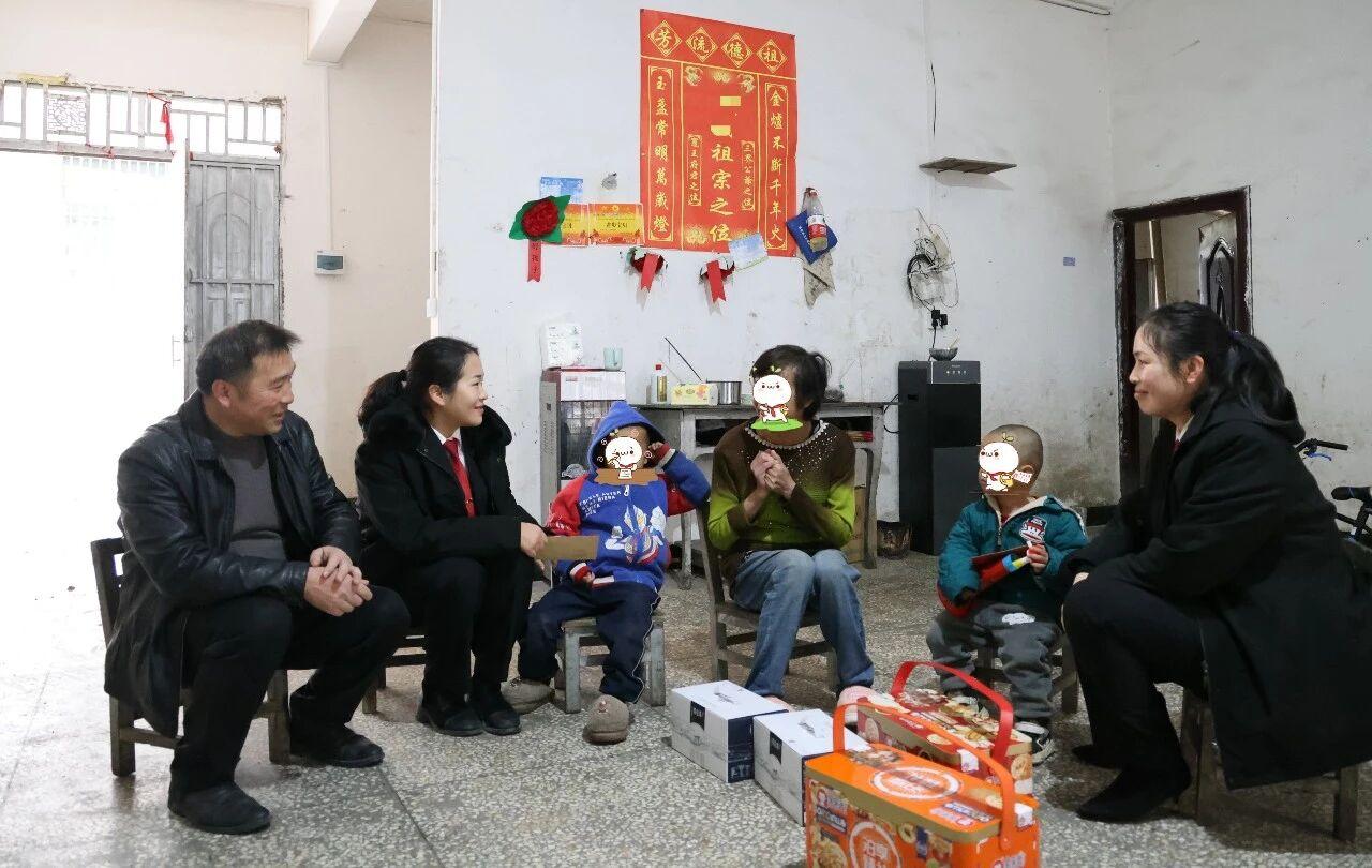 圖5 荔波法院“愛心媽媽”走訪慰問困境、留守兒童.jpg