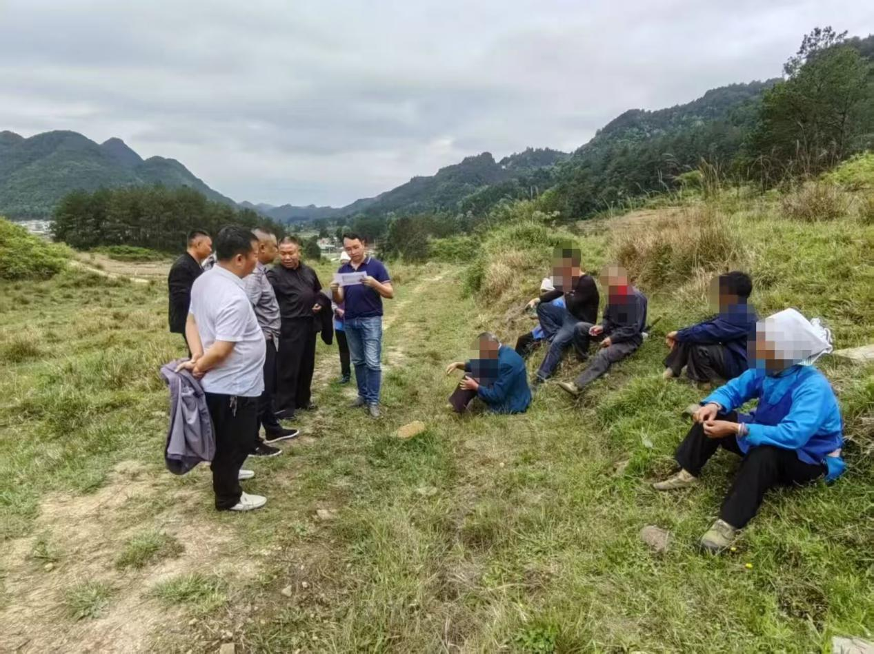 圖3 與村民調(diào)解協(xié)商現(xiàn)場.png