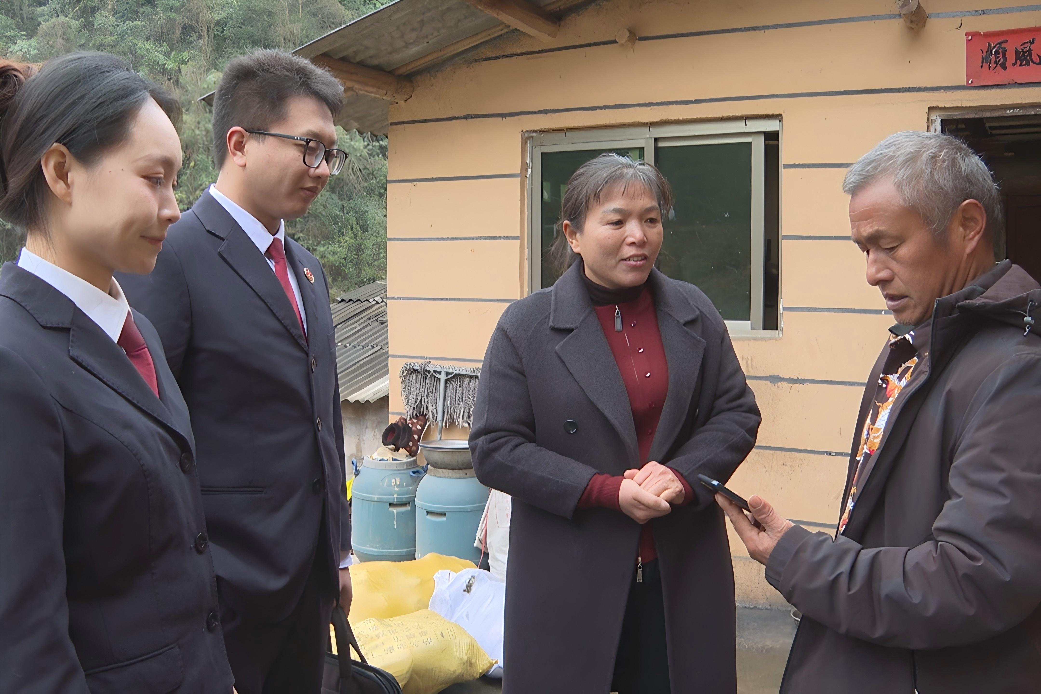 圖1  村民對檢察人員展示網(wǎng)絡(luò)情況.jpg