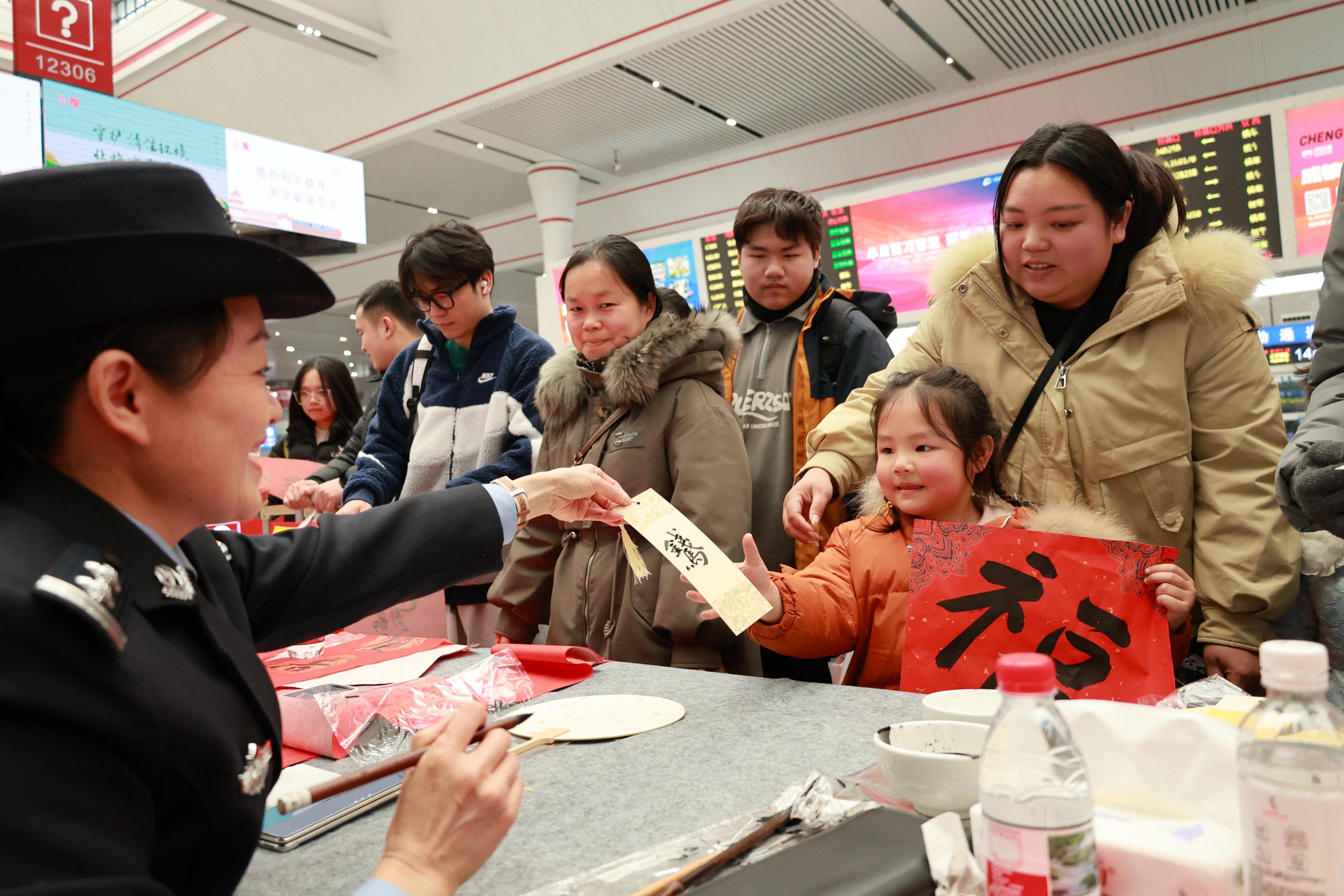 2 公安處“云芳書法工作室”民警現(xiàn)場寫福送平安.jpg
