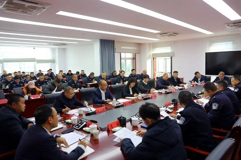 圖3 市公安局舉行黨風政風警風監(jiān)督員聘任儀式?！岔樄踩诿襟w中心供圖.jpg