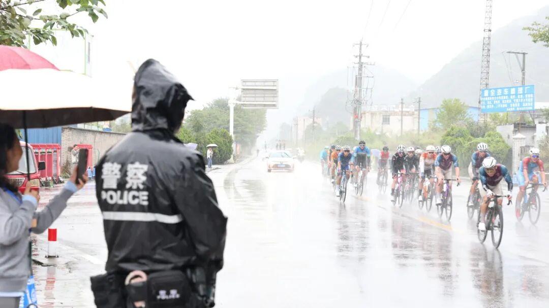 圖2 全力護航首屆環(huán)貴州公園省國際公路自行車賽?！?zhèn)寧自治縣公安局供圖.jpg