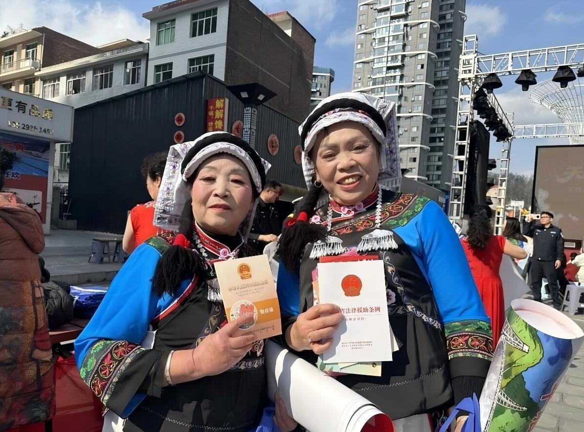 圖1 向群眾贈送法治書籍.jpg