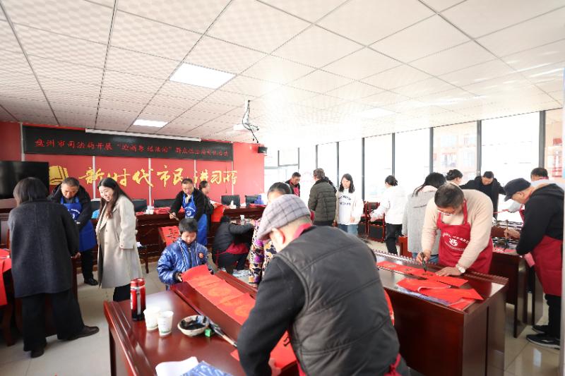 圖1 書(shū)法愛(ài)好者書(shū)寫(xiě)春聯(lián)與福字.jpg