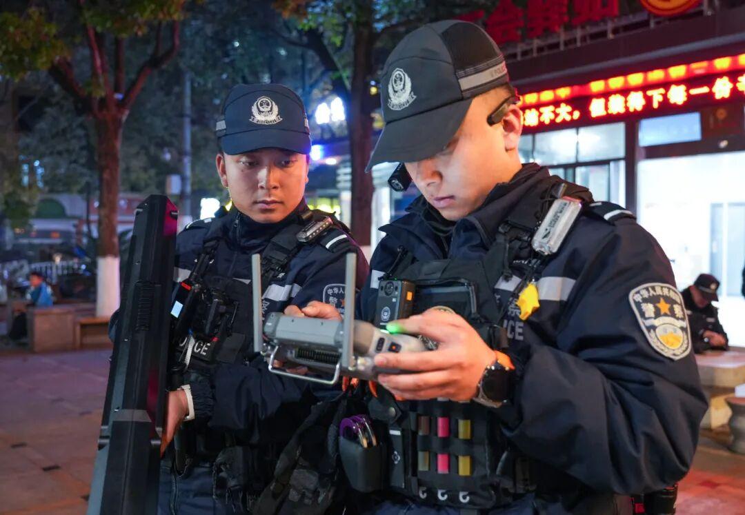 圖1 六枝特區(qū)公安局新廣場街面警務(wù)站 &nbsp; &nbsp;羅有安（右一）.jpg