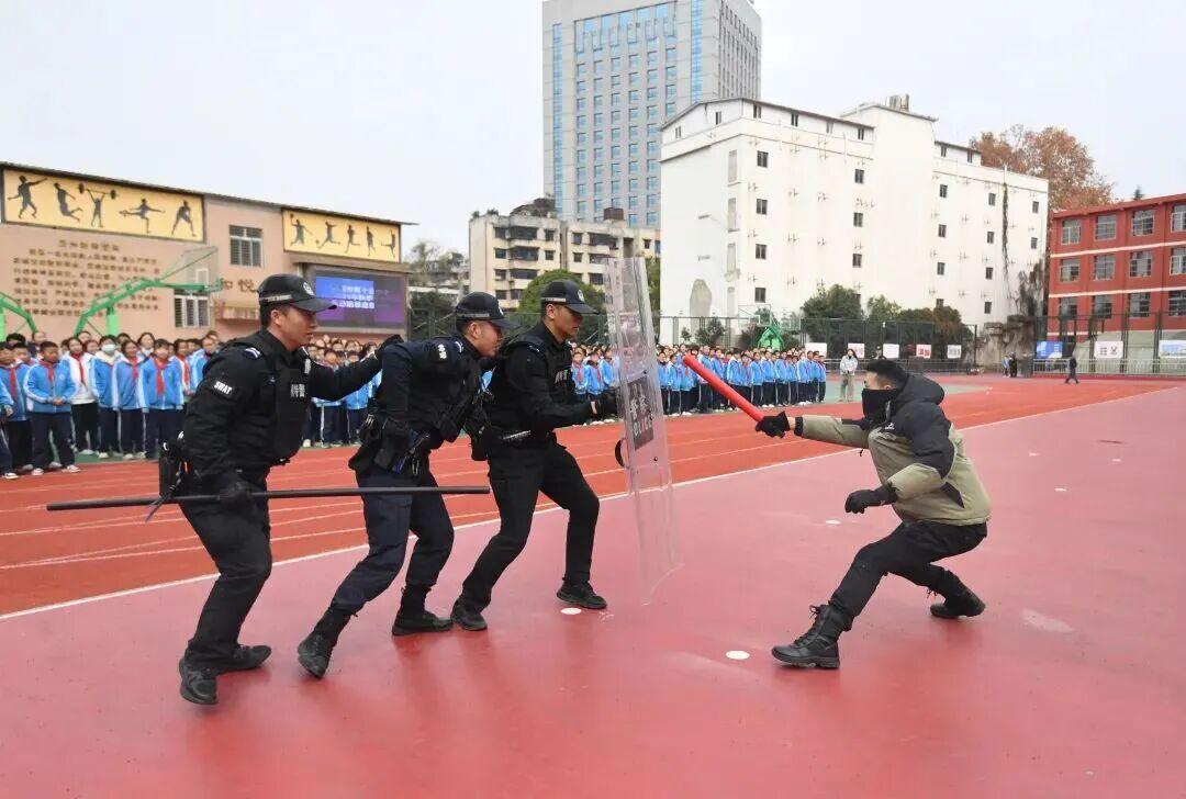 圖2 特警隊(duì)員現(xiàn)場(chǎng)講解襲擊應(yīng)對(duì)技巧.jpg 圖2 特警隊(duì)員現(xiàn)場(chǎng)講解襲擊應(yīng)對(duì)技巧.jpg