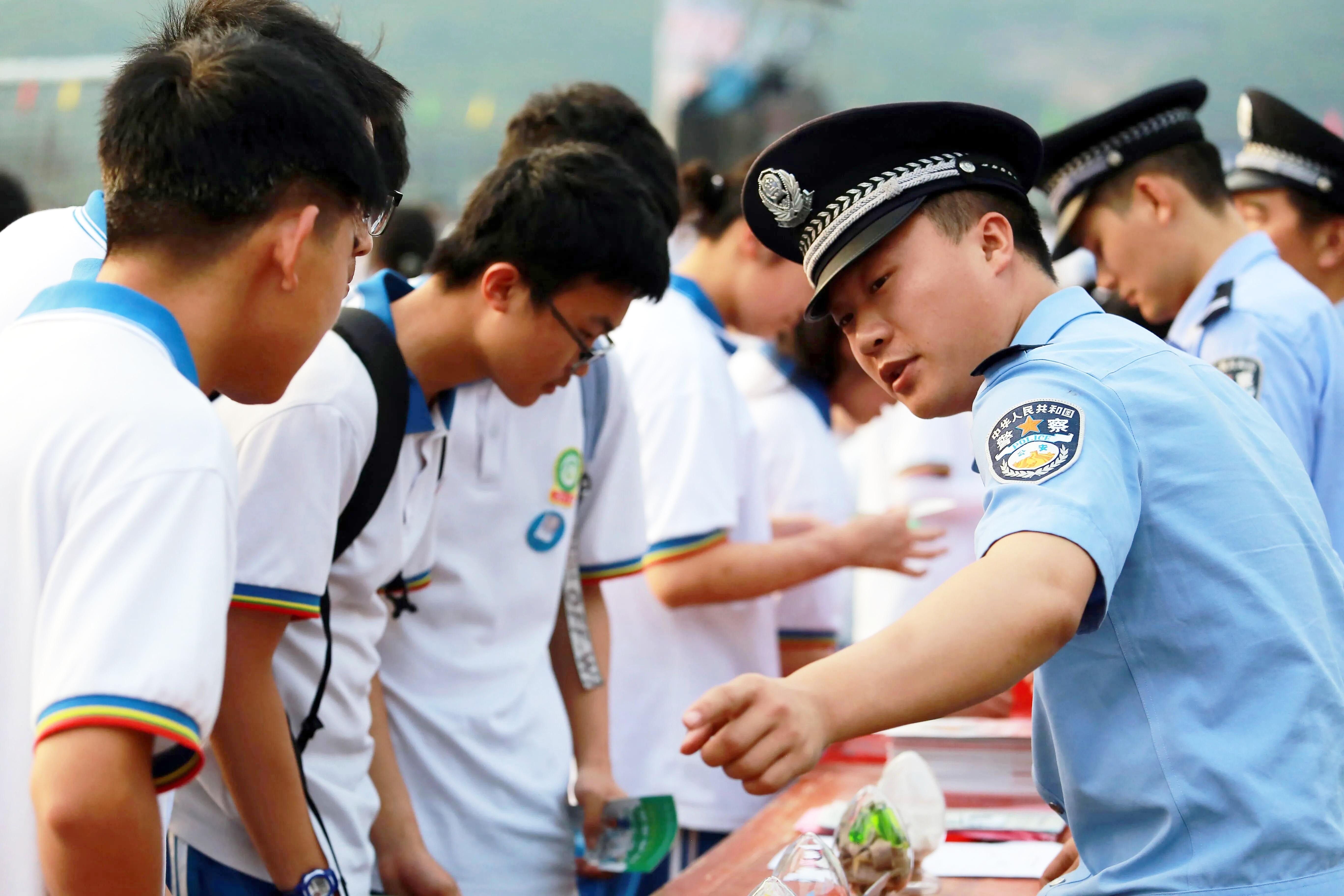 圖1民警在校園科普知識(shí).jpg 圖1民警在校園科普知識(shí).jpg