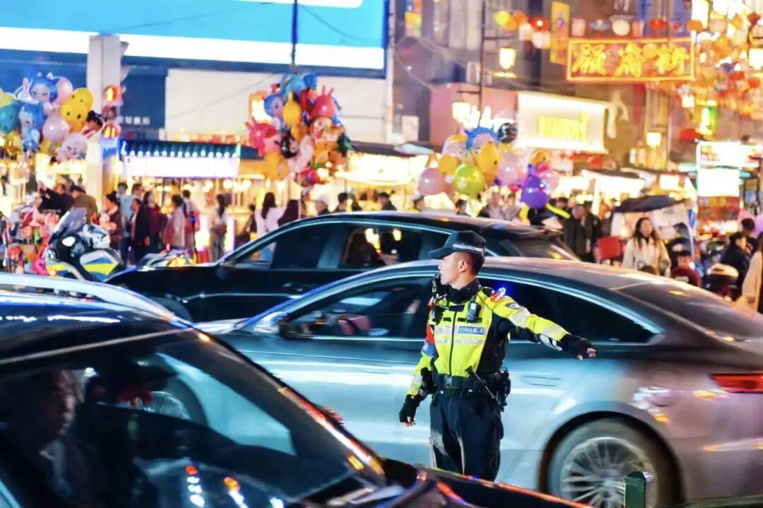 圖1交警指揮交通秩序.jpg 圖1交警指揮交通秩序.jpg