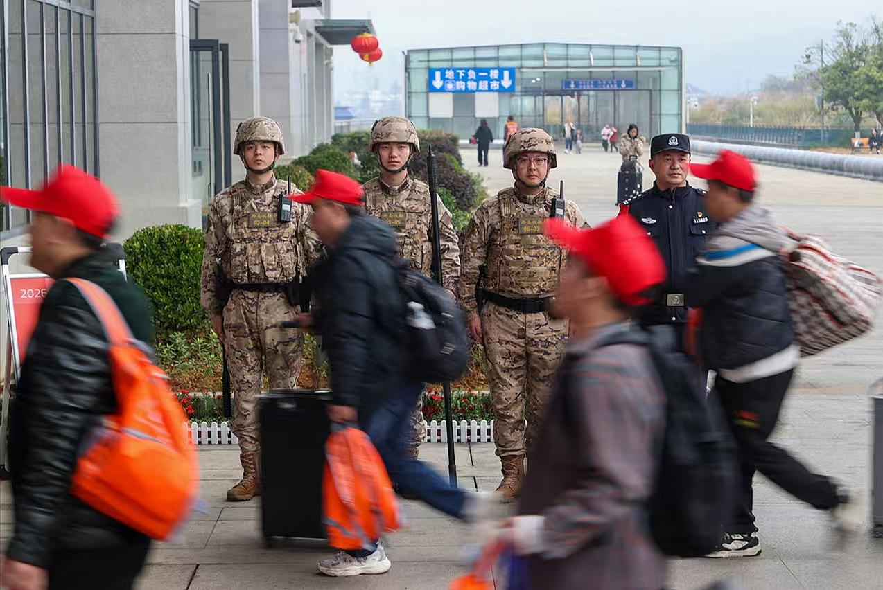 圖3駐站武警守護務(wù)工旅客有序進(jìn)站乘車。.jpg