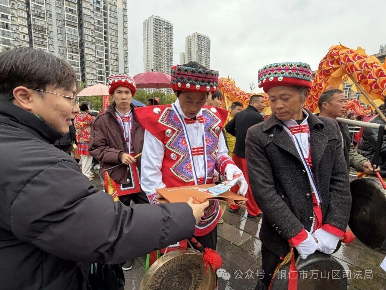 圖2 普法志愿者向巡游隊(duì)伍演員開(kāi)展普法.jpg