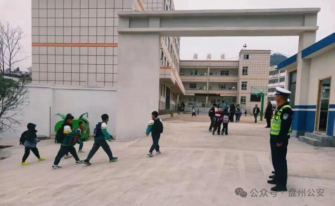 圖1 水城分局民警開展護學(xué)崗工作.jpg 圖1 水城分局民警開展護學(xué)崗工作.jpg