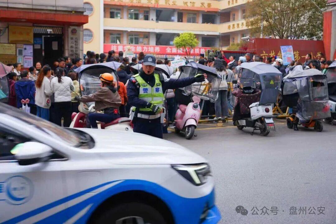 圖3 六枝公安交警在校園門口指揮交通.jpg 圖3 六枝公安交警在校園門口指揮交通.jpg