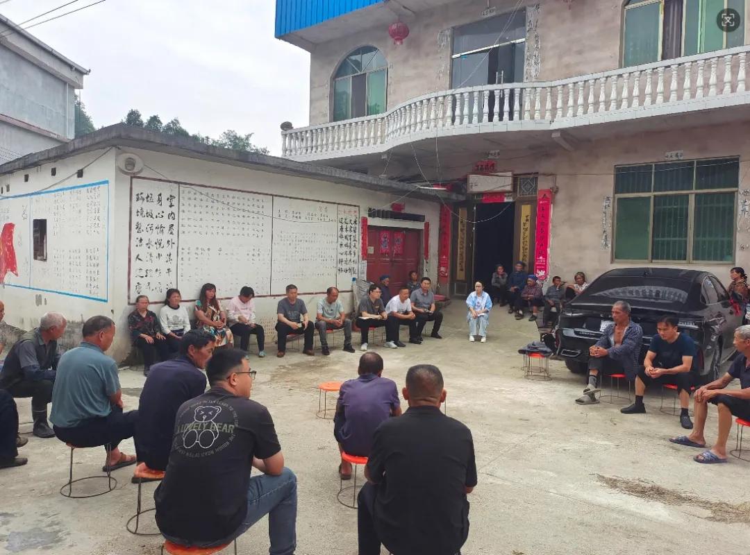 圖3  人民調解員與“法律明白人”聯(lián)動調處矛盾糾紛.jpg