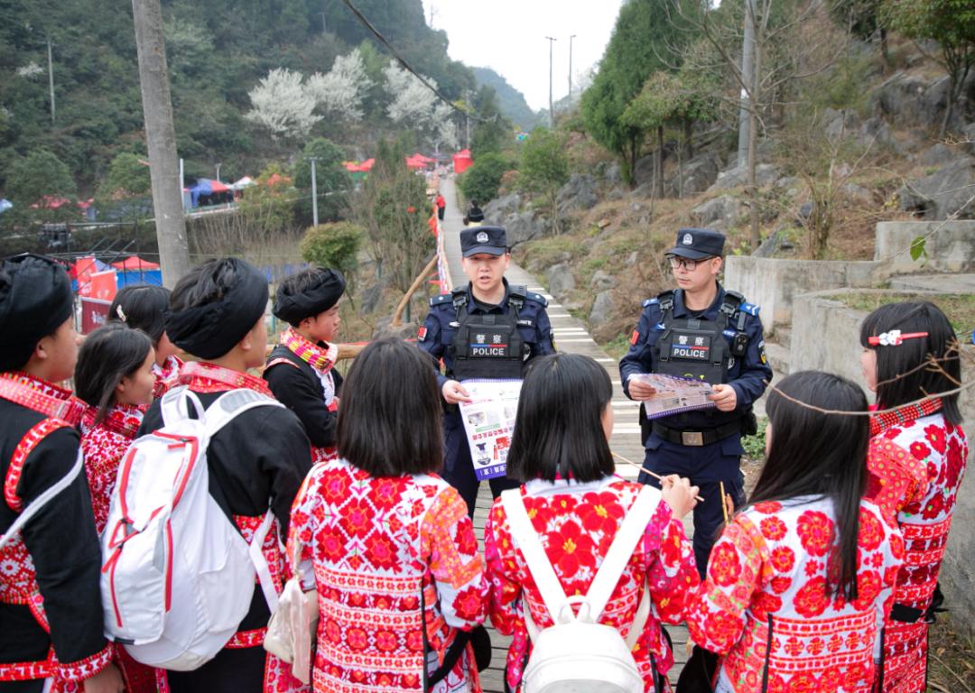 圖2 民警們手拿禁毒、反詐、防火防盜宣傳品開展宣傳.jpg