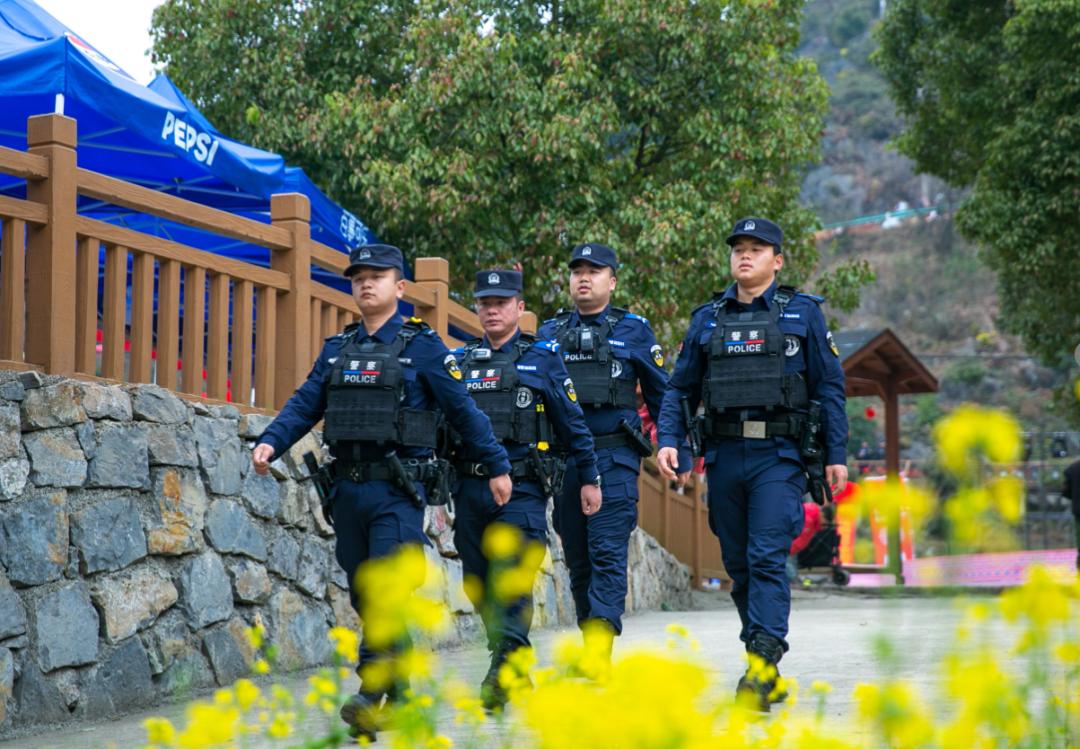 圖3  民警開展現(xiàn)場(chǎng)安全巡邏.jpg