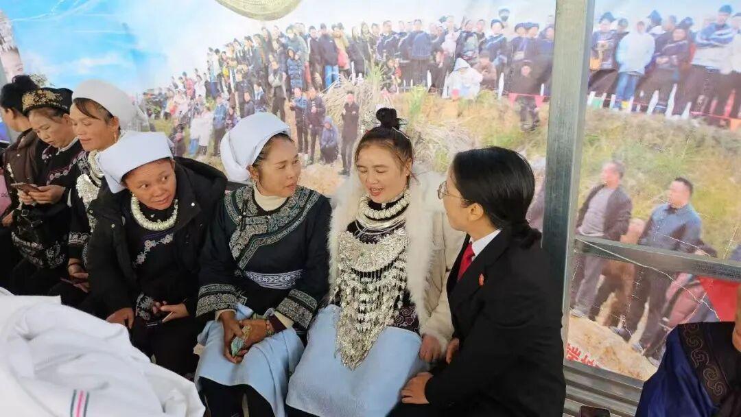 圖3 干警到村寨推廣“兩狀”示范文本.jpg