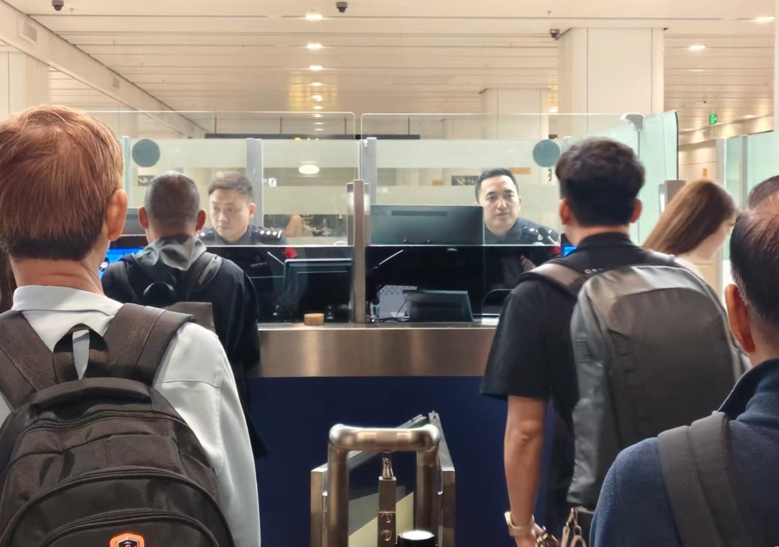 圖3旅客通關現場.jpg 圖3旅客通關現場.jpg