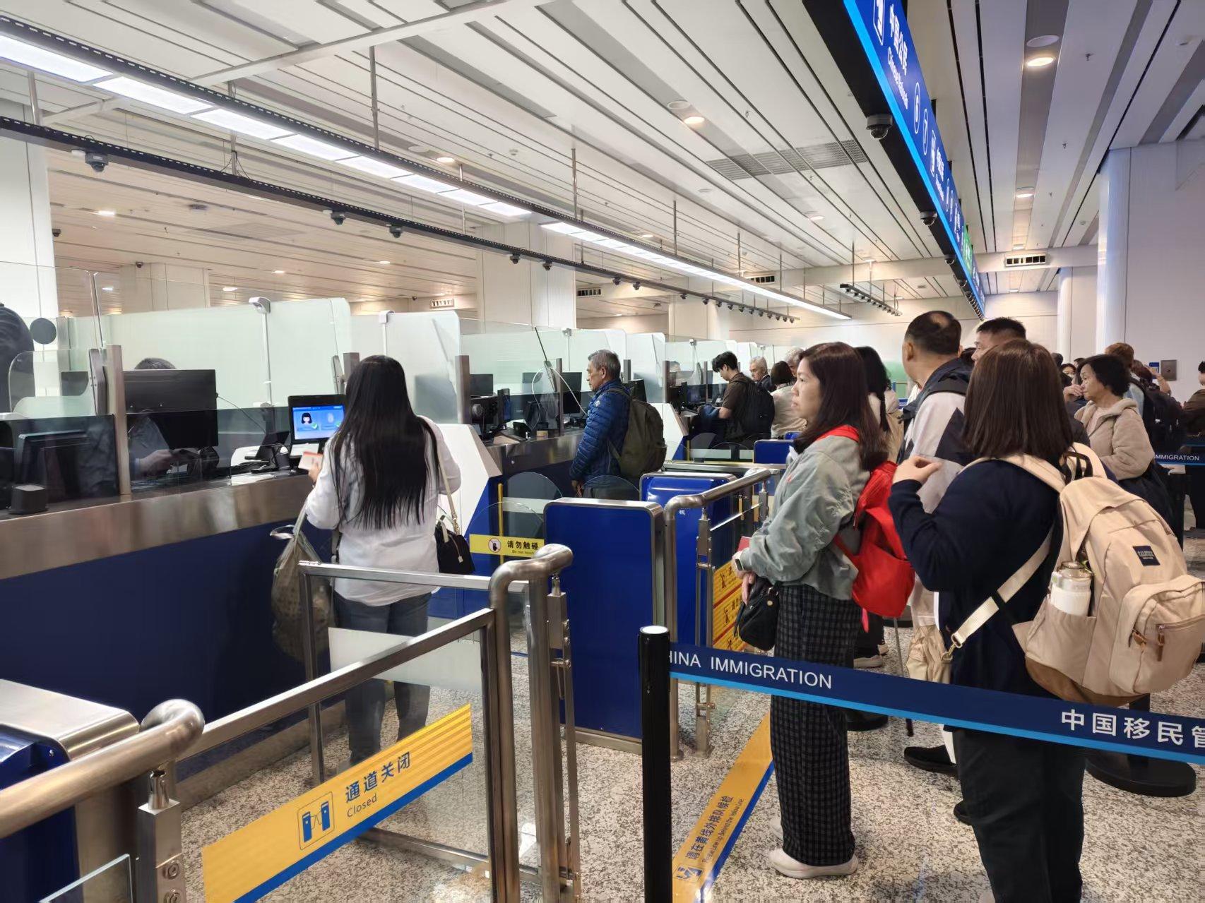 圖2旅客通關現場.jpg 圖2旅客通關現場.jpg