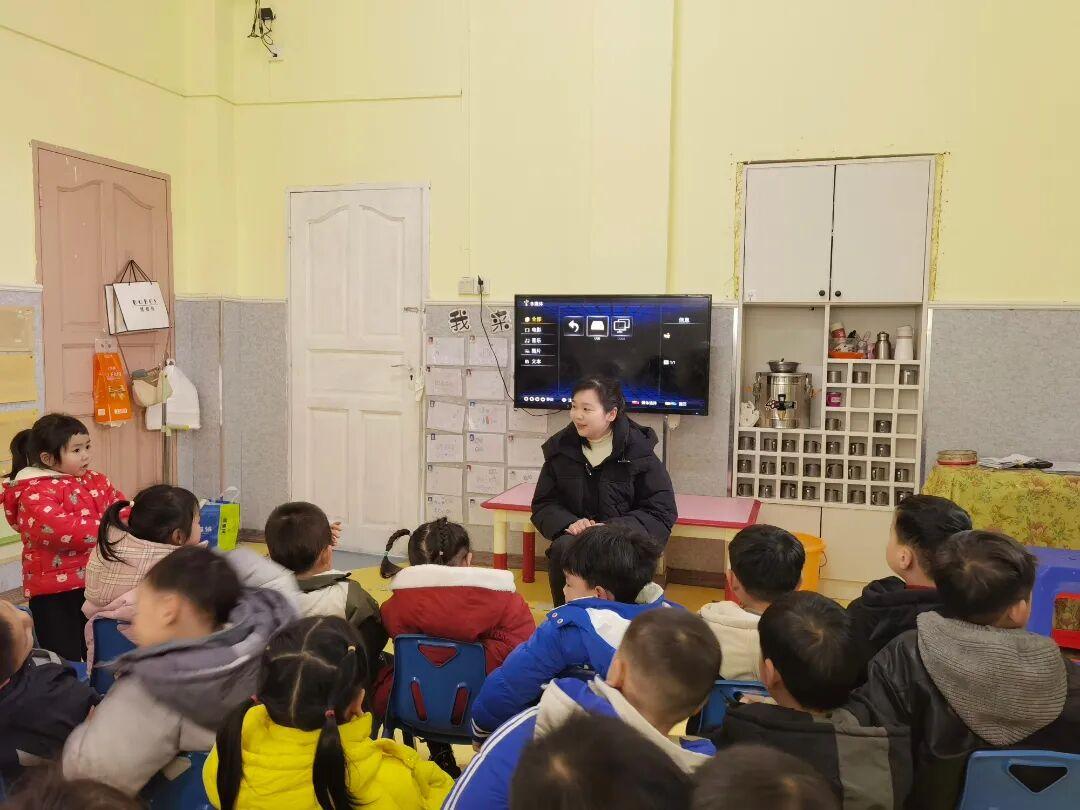 圖2  3月4日，愛(ài)立方幼兒園法治副校長(zhǎng)楊宏平到校開(kāi)展宣傳教育活動(dòng).jpg