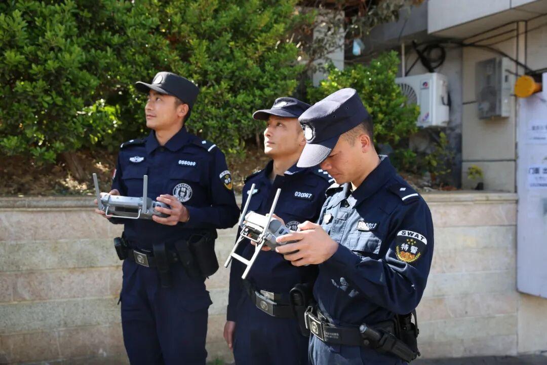 圖1 警員操控無人機.jpg
