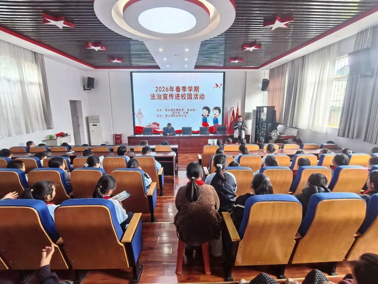 圖2普法宣傳活動(dòng)現(xiàn)場(chǎng).jpg 圖2普法宣傳活動(dòng)現(xiàn)場(chǎng).jpg