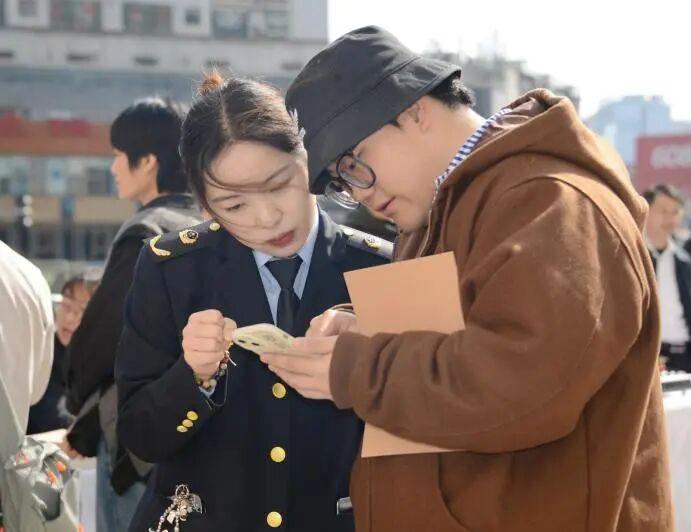 圖一 活動中專業(yè)人員一對一答疑.jpg 圖一 活動中專業(yè)人員一對一答疑.jpg