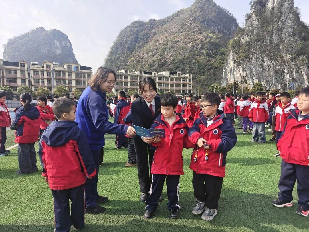 圖2 法治副校長(zhǎng)與學(xué)生互動(dòng).jpg