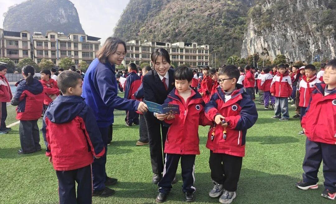 貴州紫云檢察：法治副校長化身“護花使者” 法治巡講護航學(xué)子新學(xué)期