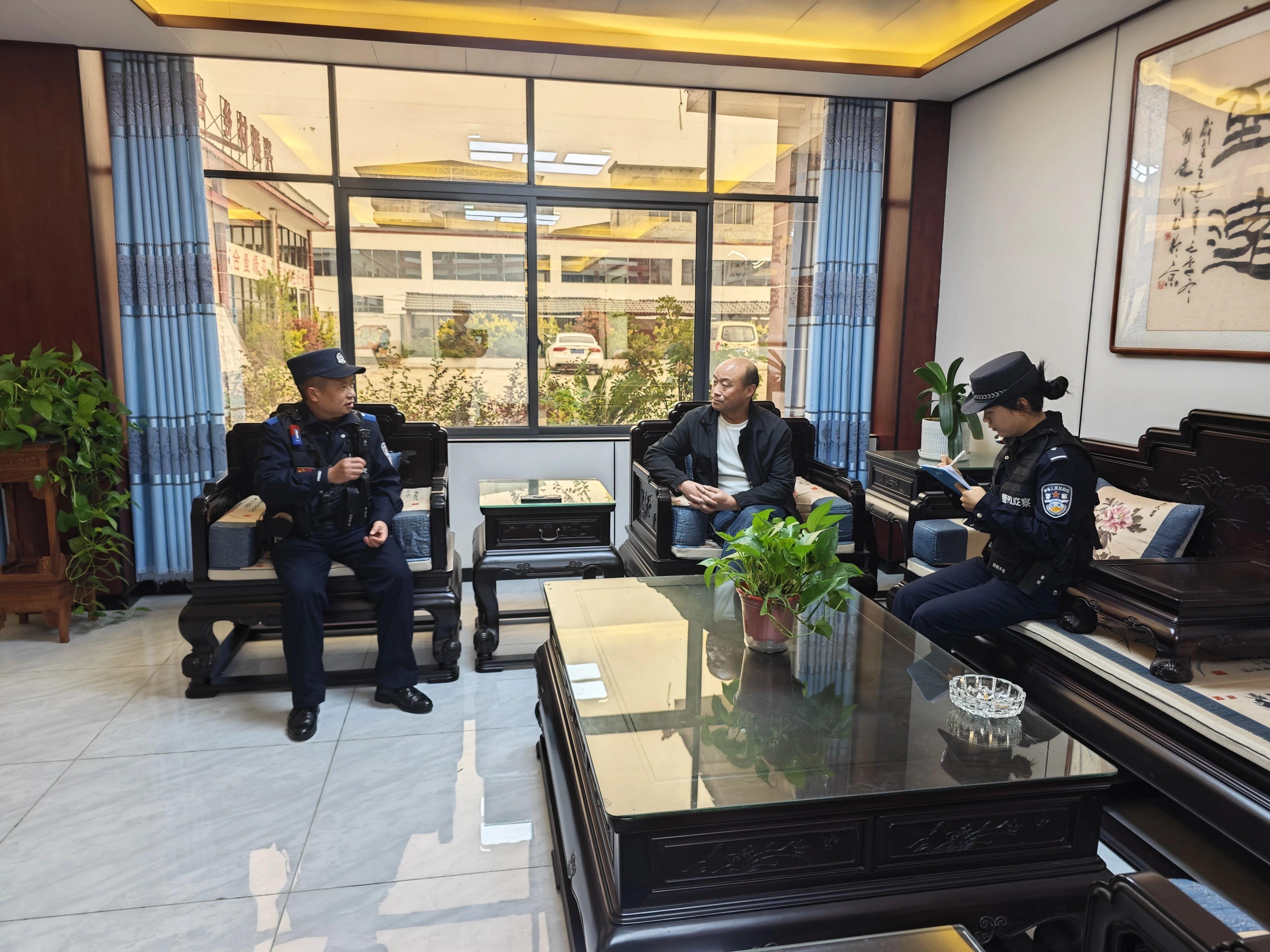 圖2  民警與茶企負責人座談交流.jpg