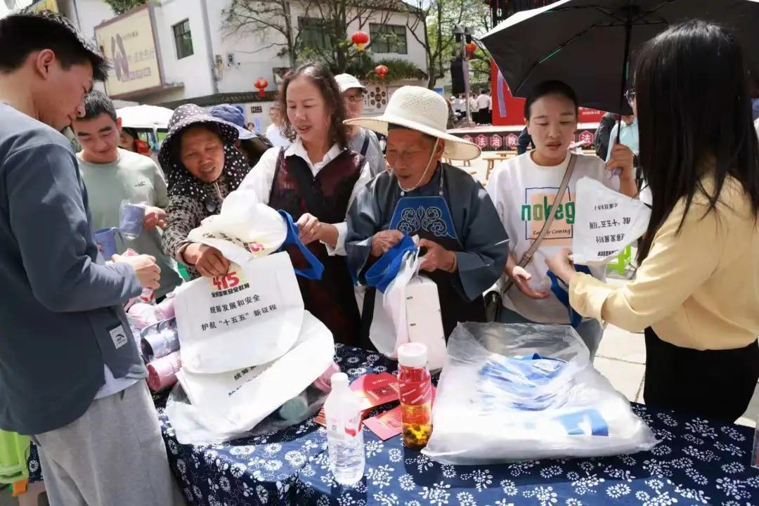 圖 2 宣講團(tuán)在花溪區(qū)龍井村宣講國家安全知識(shí).jpg 圖 2 宣講團(tuán)在花溪區(qū)龍井村宣講國家安全知識(shí).jpg