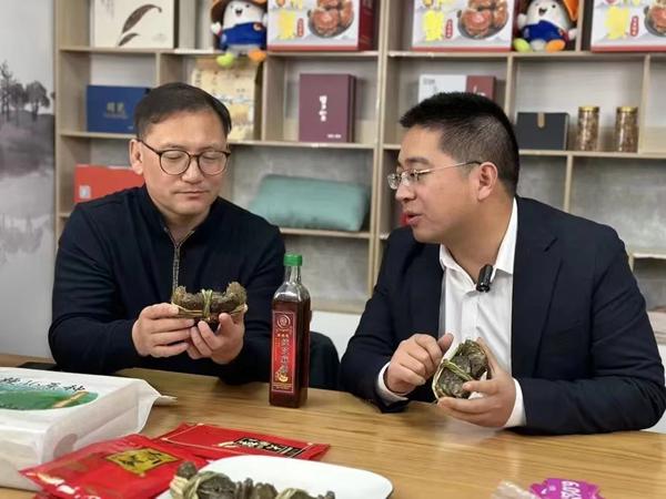 馬恒宏正在進行電商直播。雙游村供圖