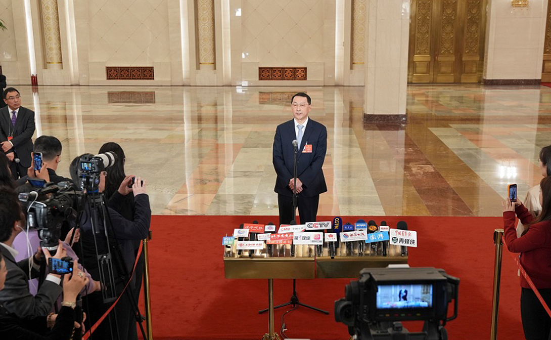 自然資源部部長關志鷗接受媒體采訪