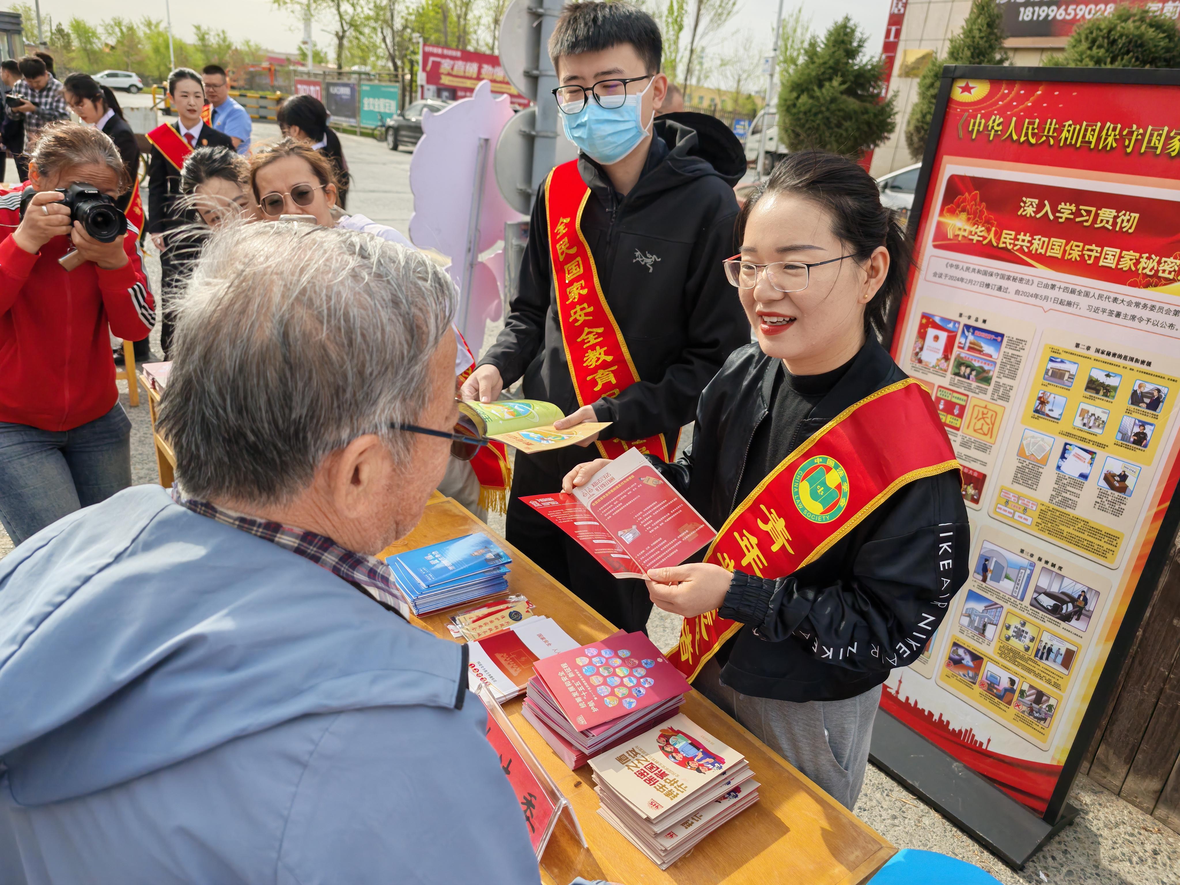 新疆沙灣市：“國(guó)安課堂”進(jìn)集市 普法“趕集”接地氣