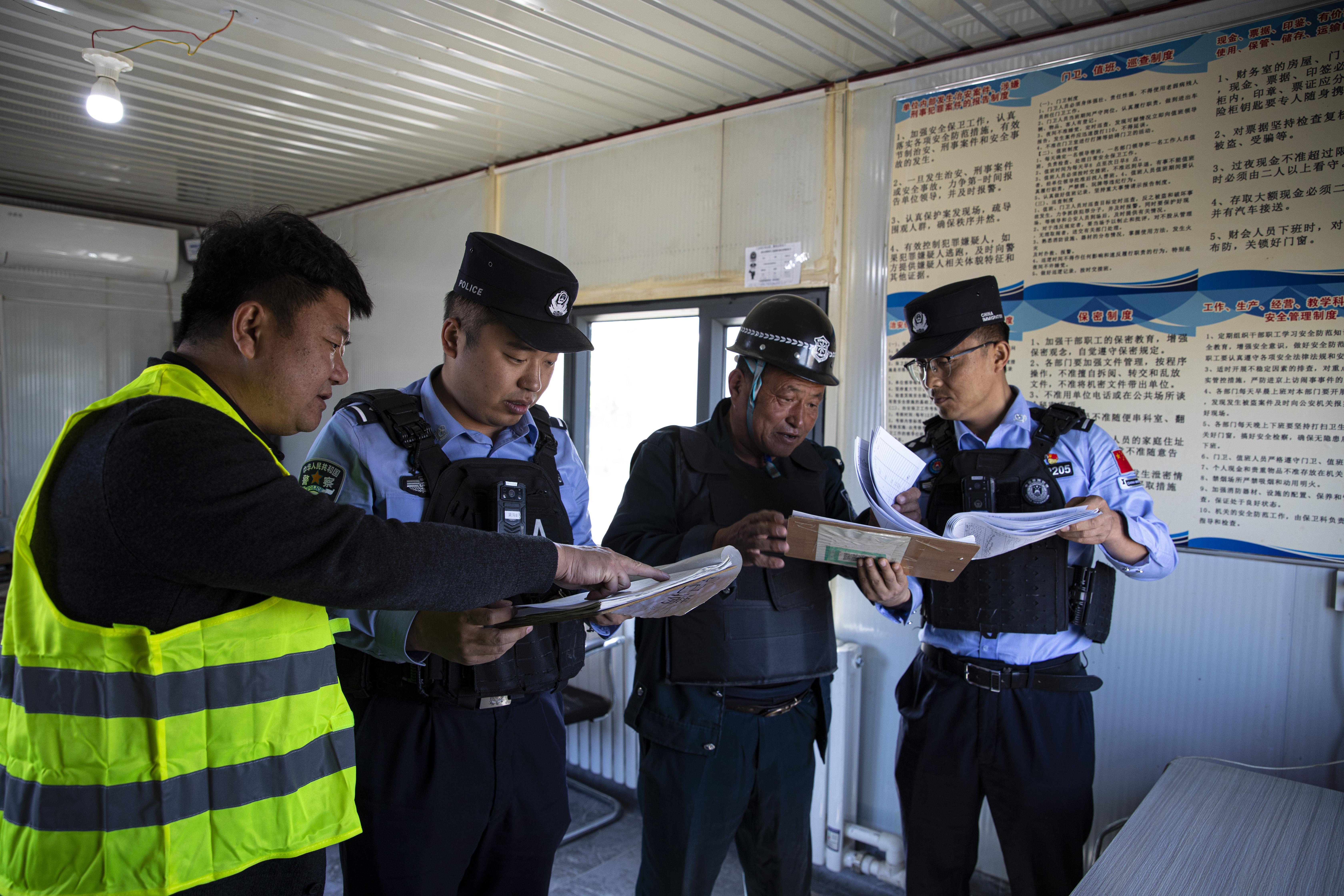 新疆霍爾果斯：戍邊民警開展口岸安全專項(xiàng)檢查