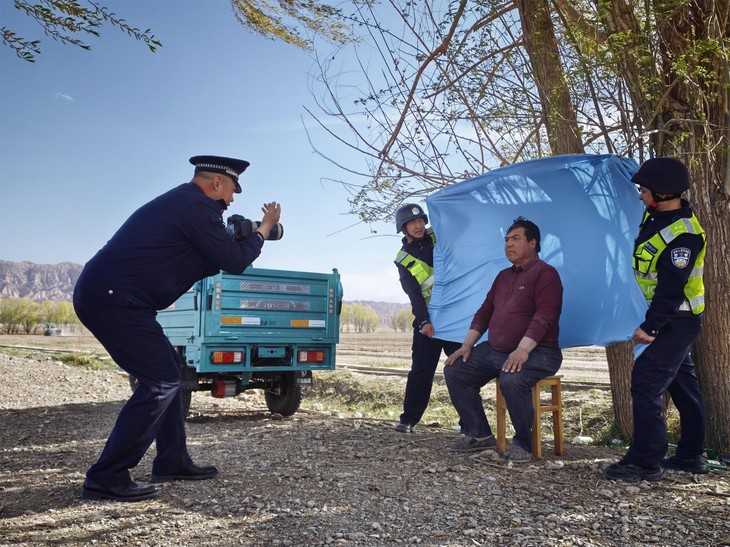 新疆烏?。禾镩g設(shè)點(diǎn)解民憂“牧田衛(wèi)士”護(hù)春耕