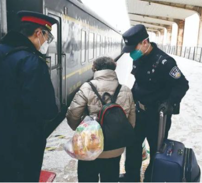 10年后，他戴上了父親的警號(hào)，開(kāi)啟了第一次春運(yùn)執(zhí)勤