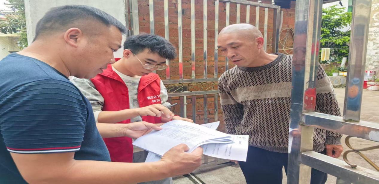 龍井村村兩委及網(wǎng)格員入戶給村民宣傳未成年人防溺水，電信詐騙等內(nèi)容.jpg