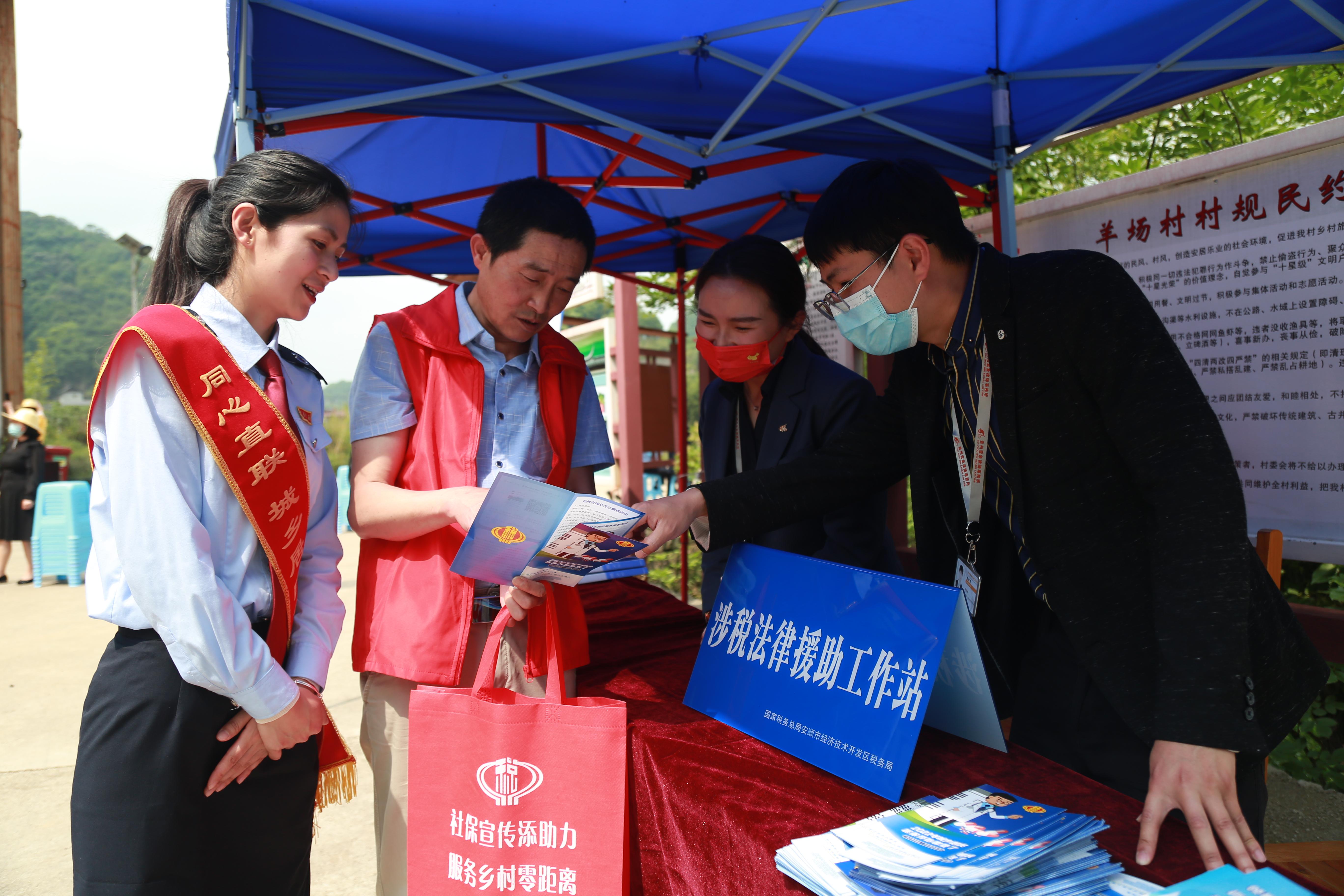 以青年稅務(wù)干部為主體，打造“鄉(xiāng)村振興助農(nóng)服務(wù)隊”，走進(jìn)鄉(xiāng)村、農(nóng)業(yè)合作社提供發(fā)票代開指導(dǎo)、社保繳費宣傳、涉稅政策咨詢等稅費服務(wù)。.jpg