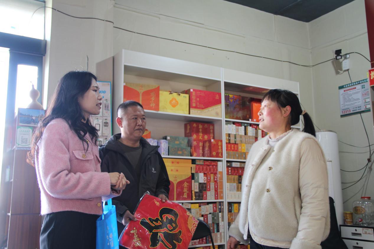 圖為王萌萌為商戶送上新春法治大禮包。通訊員 朱新宇 攝.jpg