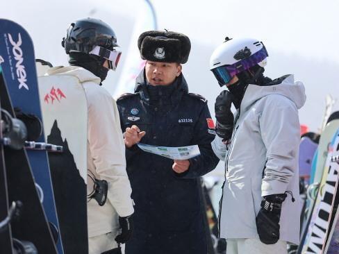 新疆出入境邊防檢查總站吐爾洪邊境派出所民警對游客進行安全提醒